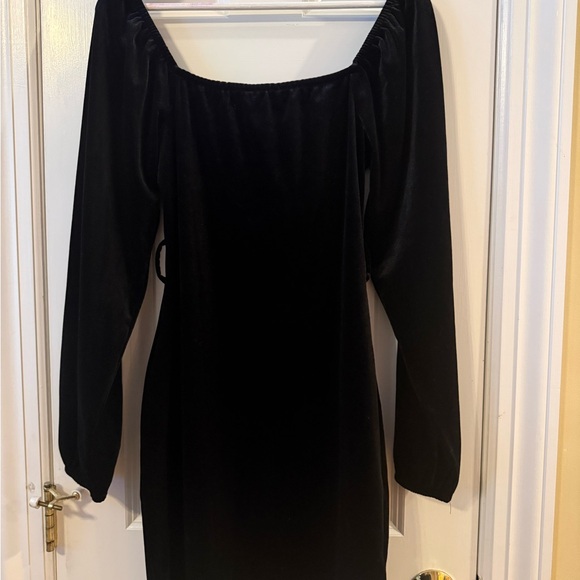 Elegant Black Velvet Dress - Picture 2 of 4